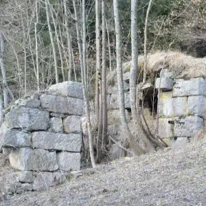 Plan di Tiviei a sx l angolo dello stavolo e a dx la cisterna