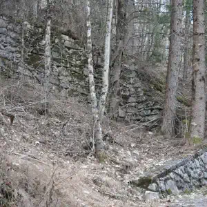 Plan di Tiviei mulattiera per malga Montemaggiore muretti a secco e cementati