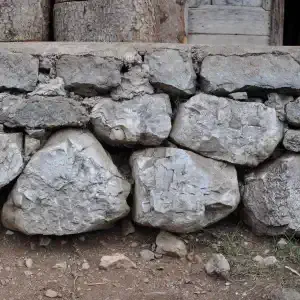 Scalzato alla base e incementato il muro inizia a cedere