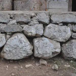 Scalzato alla base e incementato il muro inizia a cedere
